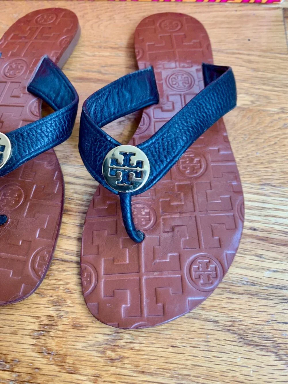 EUC Tory Burch Thora Black & Gold Leather Sandals/ Flip flops with original box